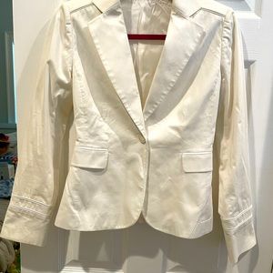 Petit white women’s single button jacket.